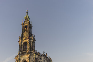 Deutschland, Dresden, Turm der Hofkirche im morgendlichen Sonnenlicht - PVCF000332