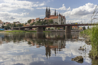 Germany, Meissen, view to Albrechtsburg castle with Elbe River in the foreground - PVCF000337