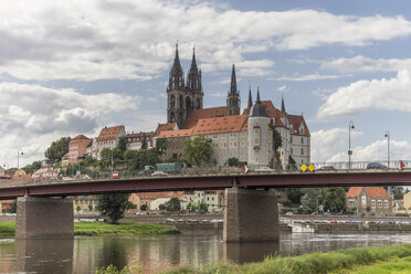 Deutschland, Meißen, Blick auf die Albrechtsburg mit der Elbe im Vordergrund - PVCF000338