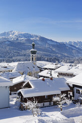 Deutschland, Bayern, Oberbayern, Chiemgau, Blick auf Reit im Winkl im Winter, im Hintergrund das Unterberghorn - SIEF006530