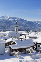 Germany, Bavaria, Upper Bavaria, Chiemgau, View to Reit im Winkl in winter, Unterberghorn in the background - SIEF006530