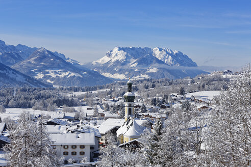 Deutschland, Bayern, Oberbayern, Chiemgau, Blick auf Reit im Winkl im Winter, Kaisergebirge im Hintergrund - SIEF006531