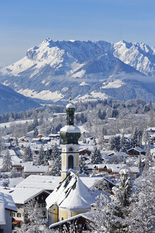 Deutschland, Bayern, Oberbayern, Chiemgau, Blick auf Reit im Winkl im Winter, Kaisergebirge im Hintergrund - SIEF006532