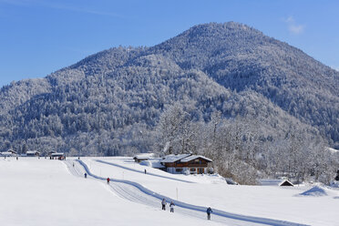 Deutschland, Bayern, Oberbayern, Chiemgau, Reit im Winkl, Skilangläufer im Winter - SIEF006535