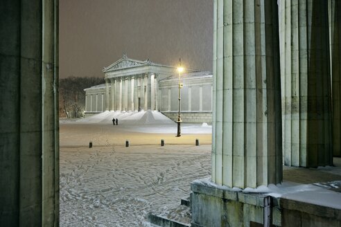 Deutschland, München, Staatliche Antikensammlung am Königsplatz im Schnee - EDF000131