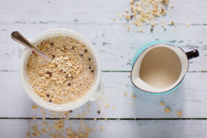 Schale mit Quinoa-Frühstücksflocken und Milchkännchen - LSF000019