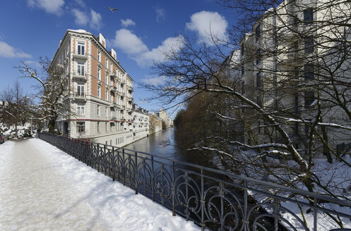 Deutschland, Hamburg, Hamburg-Hoheluft Ost, Alte Gebäude aus der Gründerzeit am Isebak-Kanal - STE000129