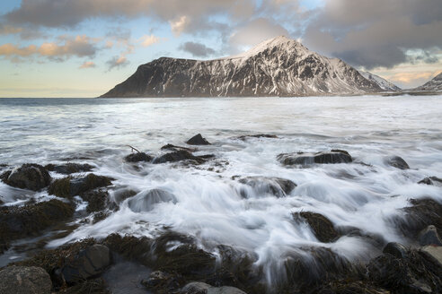 Norwegen, Lofoten, Flakstad Strand bei Sonnenuntergang - MKFF000176