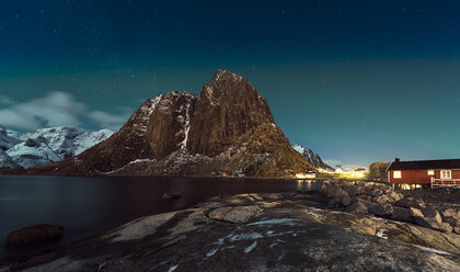 Norwegen, Lofoten, Hamnoy, Nacht am Reinefjorden - MKFF000177