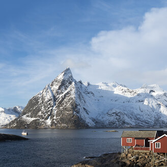 Norwegen, Lofoten, Hamnoy, Blick auf den Berg Olstind - MKFF000179