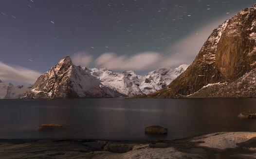 Norwegen, Lofoten, Blick auf den Berg Olstind bei Nacht - MKFF000180