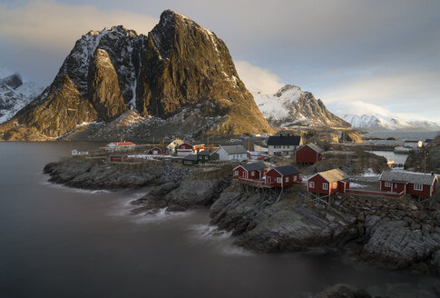 Norwegen, Lofoten, Blick auf Hamnoy am Morgen - MKFF000181