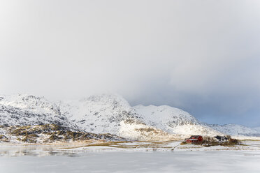 Norwegen, Lofoten, Blick auf Leknes im Winter - MKFF000184