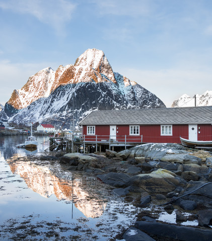 Norwegen, Lofoten, Reine, Blick auf den Hafen bei Sonnenaufgang, lizenzfreies Stockfoto