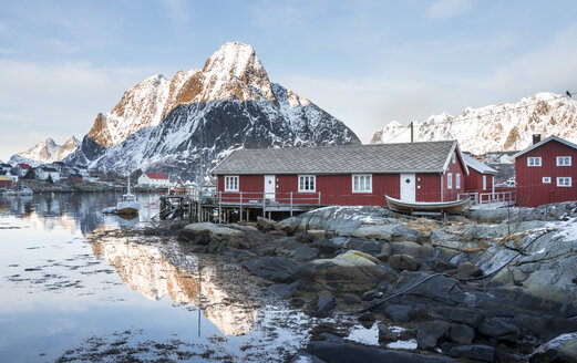 Norwegen, Lofoten, Reine, Blick auf den Hafen bei Sonnenaufgang - MKFF000187