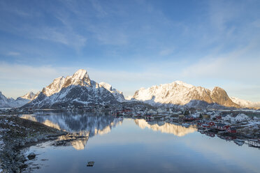 Norwegen, Lofoten, Reine, Blick auf den Hafen bei Sonnenaufgang - MKFF000188