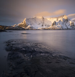 Norwegen, Lofoten, Blick auf Sakrisoy bei Sonnenaufgang - MKFF000189