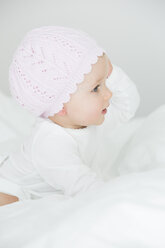 Baby Mädchen trägt Mütze - JTLF000084