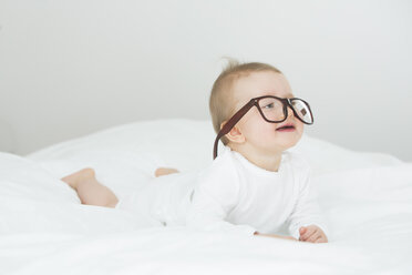 Baby girl wearing oversized glasses - JTLF000092