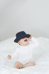 Babymädchen mit übergroßem Hut - JTLF000097