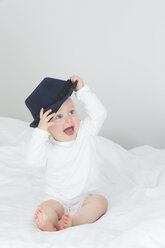 Babymädchen mit übergroßem Hut - JTLF000098