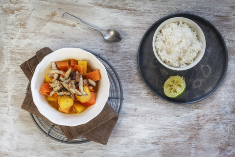 Süßkartoffel-Karotten-Curry mit Shitake-Pilzen und Basmati-Reis, lizenzfreies Stockfoto