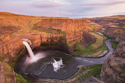 USA, Staat Washington, Palouse, Palouse River, Palouse Falls, Zelt am Flussufer - FOF007921