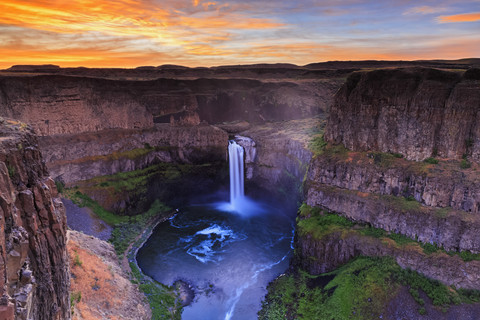 USA, Staat Washington, Palouse, Palouse River, Palouse Falls am Abend, lizenzfreies Stockfoto