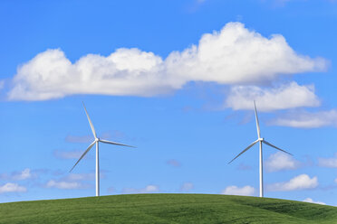 USA, Idaho, Palouse, Windräder auf Wiese - FOF007926