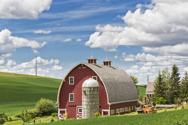 USA, Idaho, Palouse, rote Scheune eines Bauernhauses - FOF007931