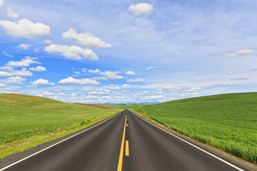 USA, Idaho, Palouse, Highway 12 und Getreidefelder - FOF007935