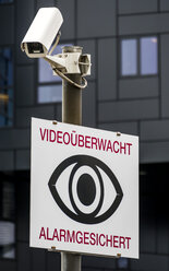 Österreich, Wien, CCTV-Kamera - EJW000702