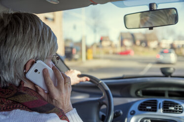 Ältere Frau im Auto telefoniert mit Handy - FRF000224