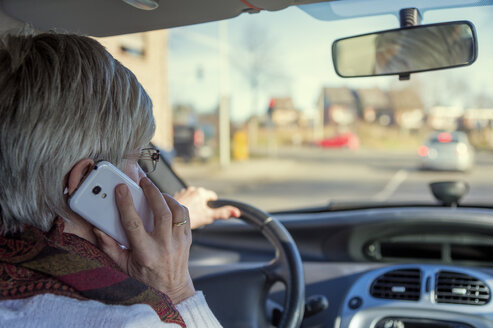 Ältere Frau im Auto telefoniert mit Handy - FRF000224