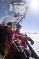 Österreich, Vorarlberg, Damuels, Mann und Frau im Skilift - CHPF000117