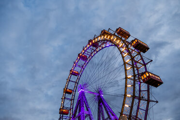 Österreich, Wien, Riesenrad im Prater zur blauen Stunde - EJWF000711