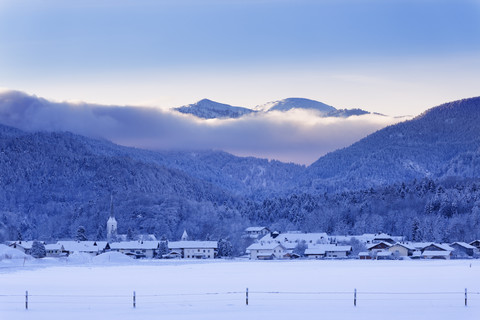 Deutschland, Bayern, Oberbayern, Chiemgau, Marquartstein, Wintermorgen, lizenzfreies Stockfoto