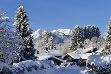 Deutschland, Bayern, Oberbayern, Chiemgau, Häuser in Unterwössen, Berg Geigelstein im Hintergrund - SIEF006540