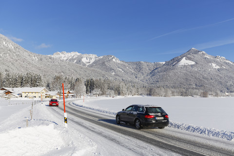 Deutschland, Bayern, Oberbayern, Chiemgau, Schleching, Straßenverkehr im Winter, lizenzfreies Stockfoto