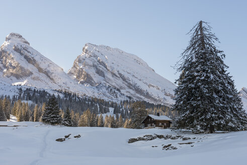 Schweiz, Kanton St. Gallen, bei Toggenburg, Alt St. Johann, Blick auf die Churfirsten im Winter - KEB000077