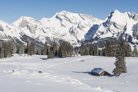 Schweiz, Kanton St. Gallen, Toggenburg, Alt St. Johann, Blick auf Saentis im Winter, lizenzfreies Stockfoto