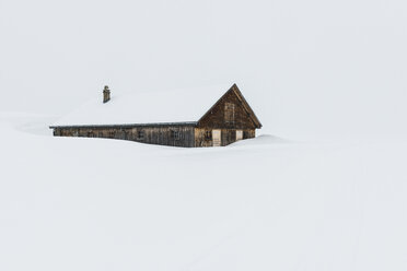 Schweiz, Kanton St. Gallen, Alp bei Toggenburg, Alphütte im Winter - KEBF000080