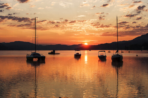 Österreich, Kärnten, Velden, Sonnenaufgang am Wörthersee - HHF005233