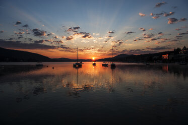 Österreich, Kärnten, Velden, Sonnenaufgang am Wörthersee - HHF005234