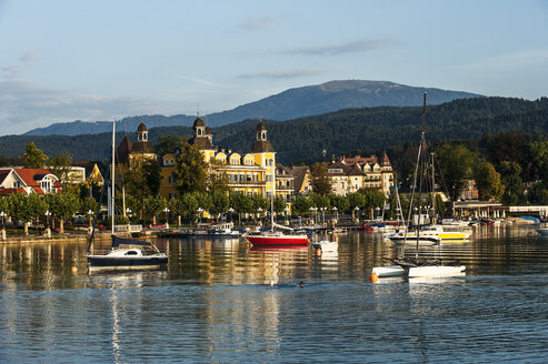 Österreich, Kärnten, Velden mit Schlosshotel am Wörthersee - HH005235