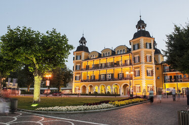 Österreich, Kärnten, Velden, Wörthersee, Schlosshotel Velden am Abend - HH005213