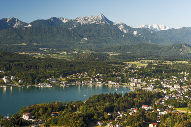 Austria, Carinthia, View to Woerthersee with Velden - HHF005215