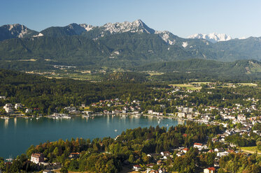 Österreich, Kärnten, Blick zum Wörthersee bei Velden - HHF005215