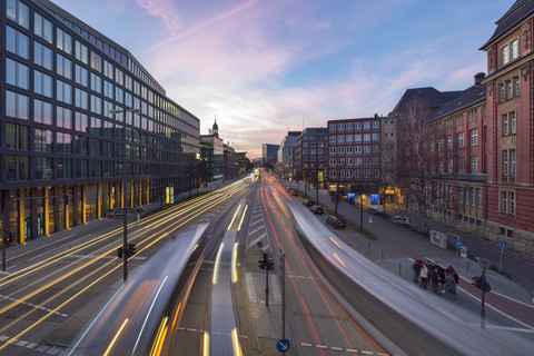 Deutschland, Hamburg, Blick auf die Willy-Brandt-Straße mit Lichtspuren in der Dämmerung, lizenzfreies Stockfoto