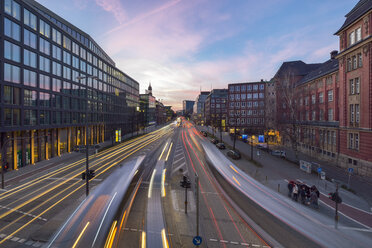 Deutschland, Hamburg, Blick auf die Willy-Brandt-Straße mit Lichtspuren in der Dämmerung - RJF000414